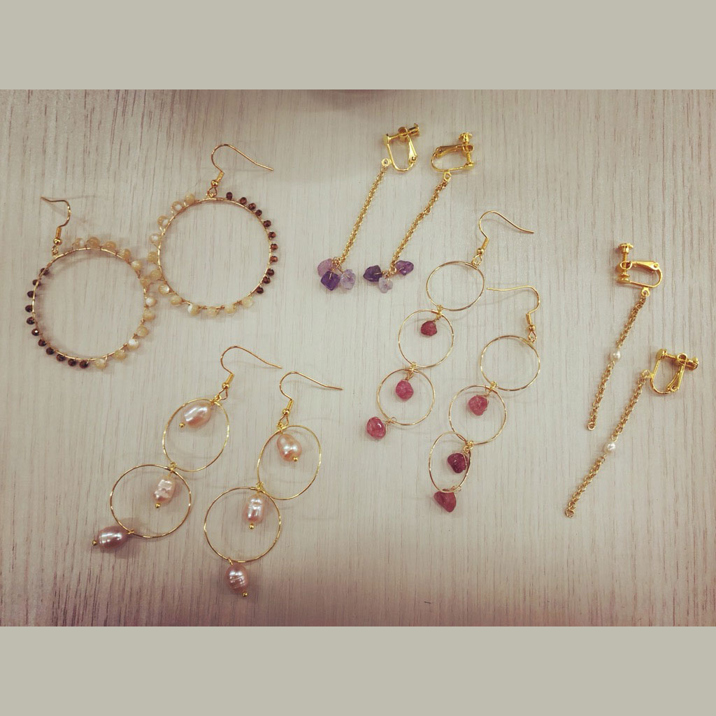 ベリーカラーの艶やかピアス